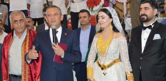 Özgür Özel’in nikah şahidi olduğu düğünde geline takılan altınlar dikkat çekti