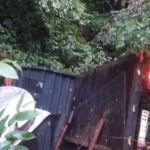 Samsun Ayvacık’ta kamyon şarampole devrildi: 2 yaralı