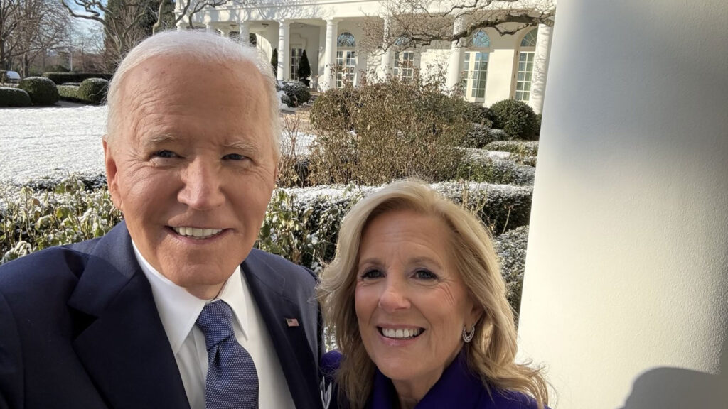 biden-ciftinden-beyaz-saraya-veda-selfiesi-sizi-seviyoruz-amerika-9mbm.jpg