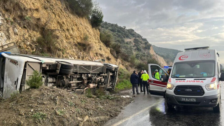 festivale-gidenleri-tasiyan-minibus-devrildi-cok-sayida-yarali-var-tor5.jpg