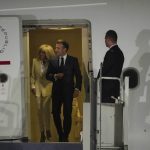 Emmanuel Macron ve eşi Brigitte Macron bu sefer uçaktan kol kola indi
