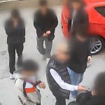 Kolyesini gasp etmişti, silah teşhirinden tutuklandı